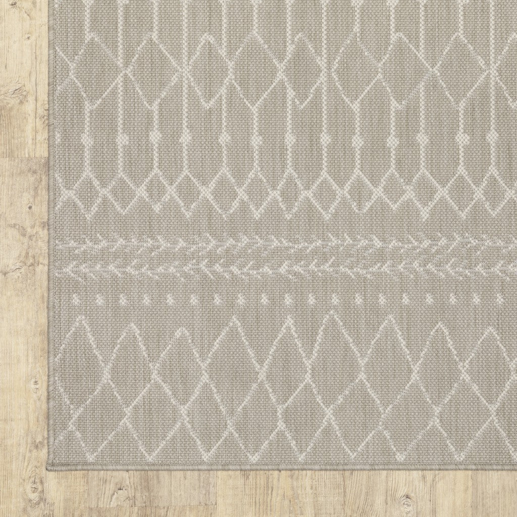 HomeRoots Grey Polypropylene 5’x7’ Gray and Ivory Geometric Indoor Outdoor Area Rug
