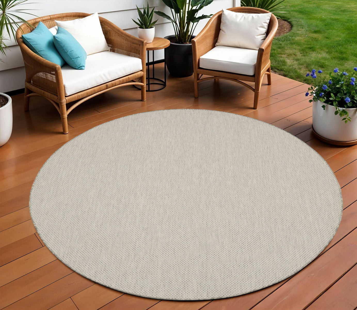 8 Ivory And Silver Round Geometric Indoor Outdoor Area Rug