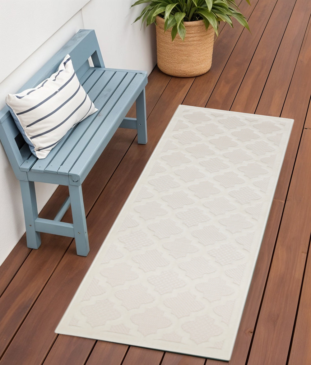 6 Ivory And White Geometric Indoor Outdoor Area Rug