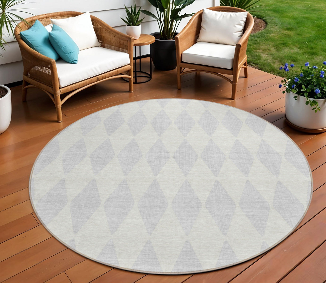 8' Silver And Ivory Round Geometric Washable Indoor Outdoor Area Rug