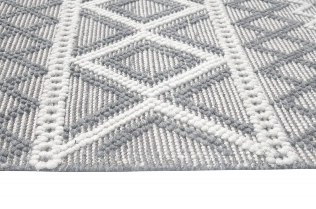 HomeRoots Grey/Ivory PET Yarn 5’ x 7’ Gray Ivory Diamonds Boho Chic Area Rug