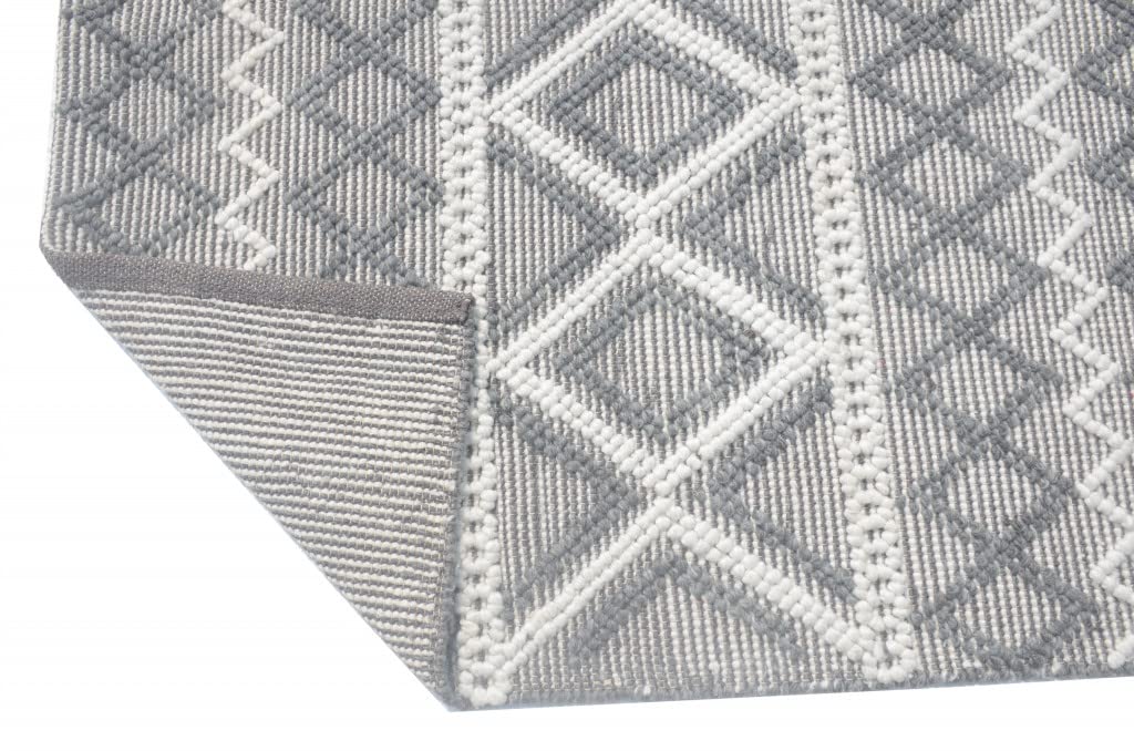 HomeRoots Grey/Ivory PET Yarn 5’ x 7’ Gray Ivory Diamonds Boho Chic Area Rug