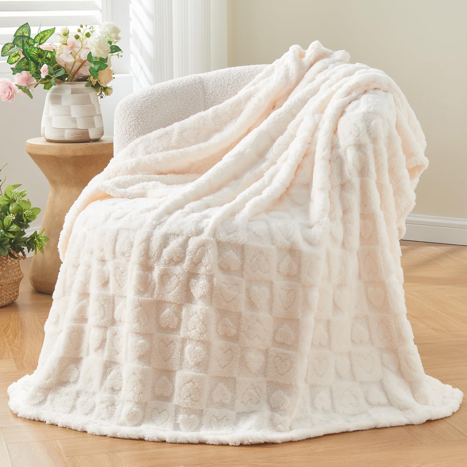 Newcosplay Super Soft Throw Blanket Ivory Premium Silky Flannel Fleece 3D Heart Checkered Lightweight Bed Blanket All Season Use