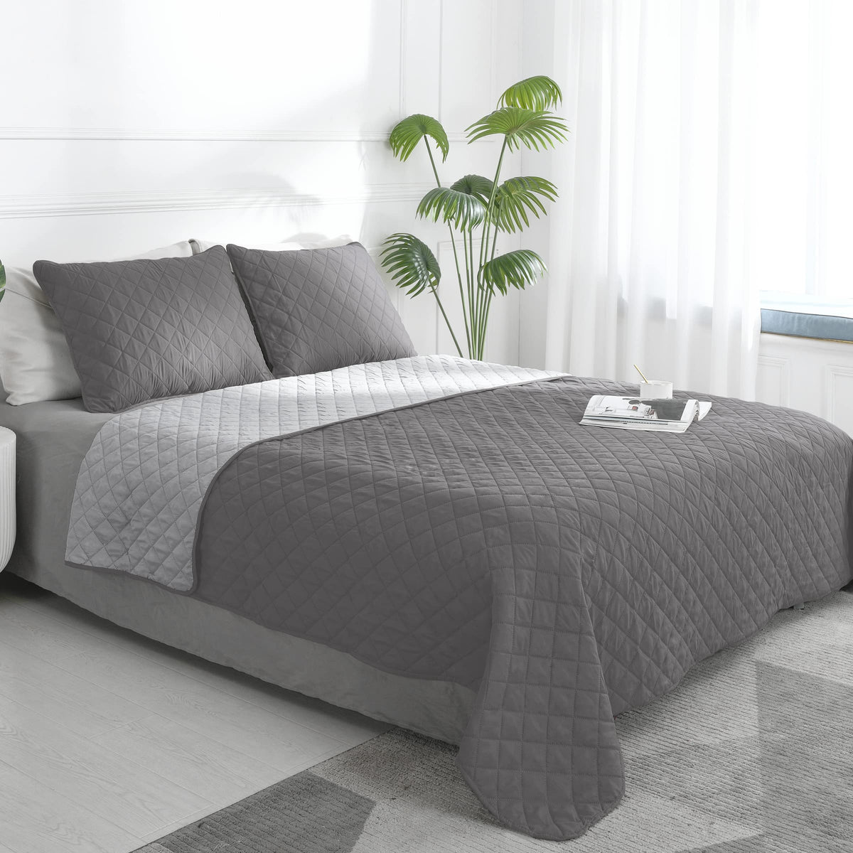 Easy-Going Queen Plus Size Reversible Quilt Set With 1 Quilt And 2 Pillow Shams, Soft Bed Quilt Cover, Water Resistant Lightweight Microfiber Bedspread, Stain Resistant, Gray/Light Gray