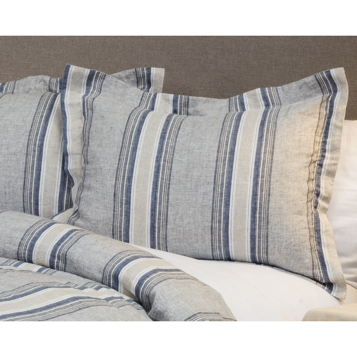 Rizzy Home Stripe 20" x 26" Natural/Blue Linen Standard Sham