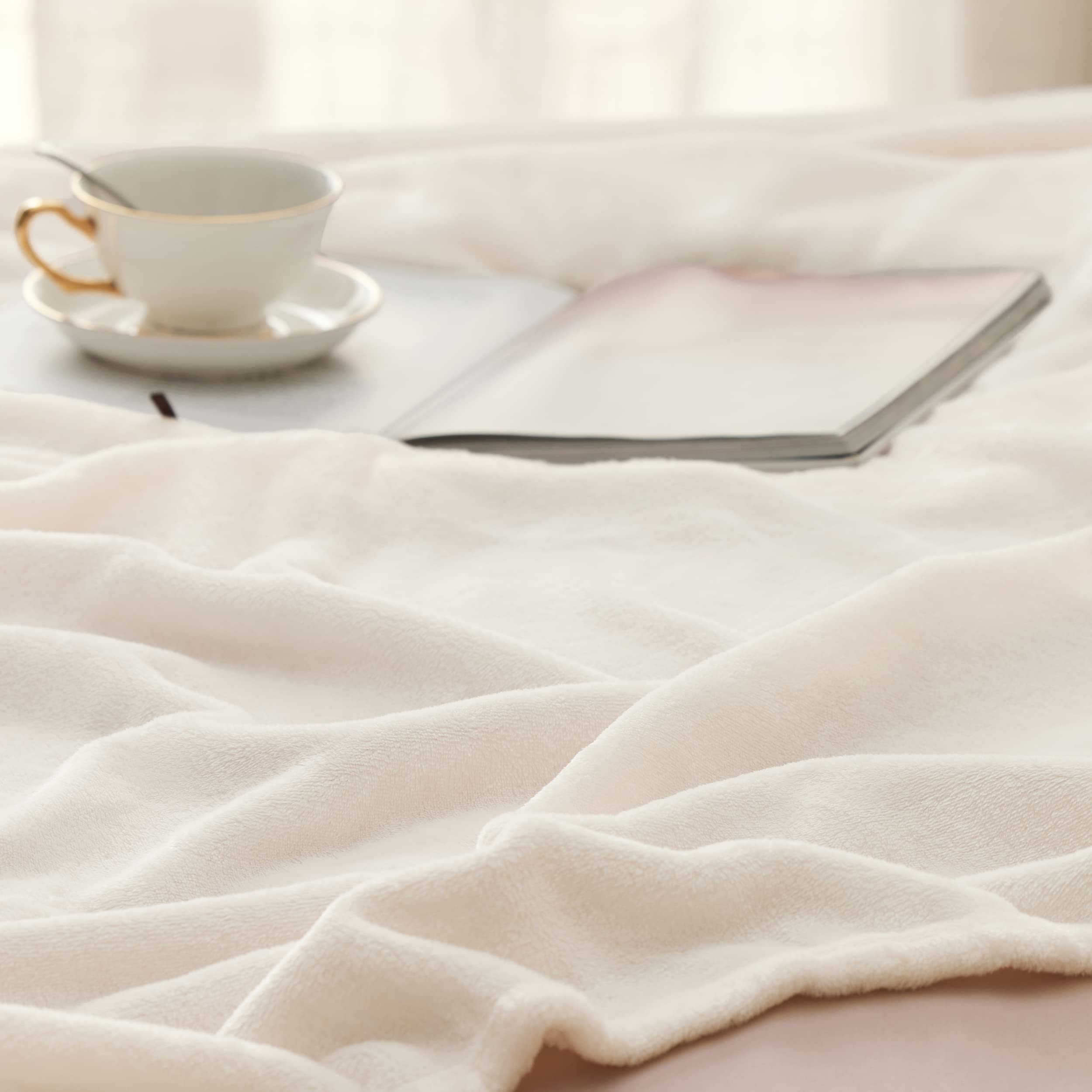 Bedsure Fleece Blankets King Size Cream - Bed Blanket Soft Lightweight Plush Cozy Fuzzy Luxury Microfiber, 108X90 Inches