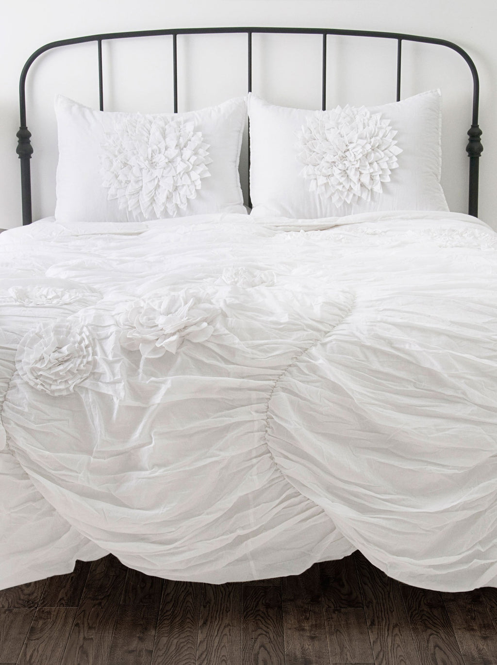 Rizzy Home | BT1058 | Polyester Quilt | 68"x86" White/Neutral/ Solid With Hand Applied Flowers