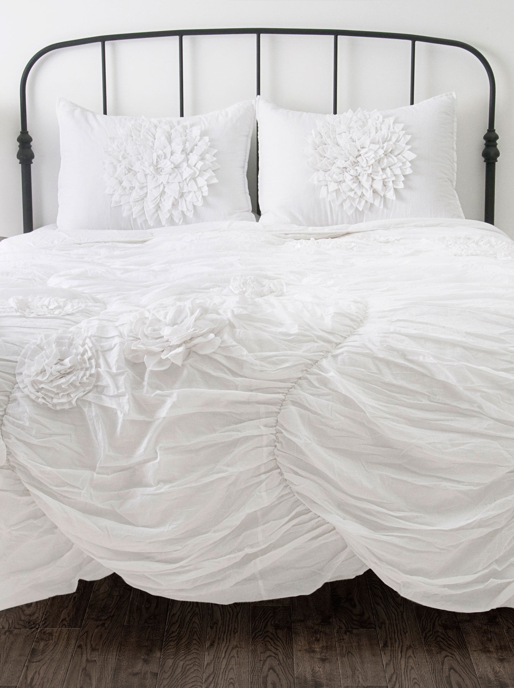 Rizzy Home | BT1058 | Polyester Quilt | 68"x86" White/Neutral/ Solid With Hand Applied Flowers