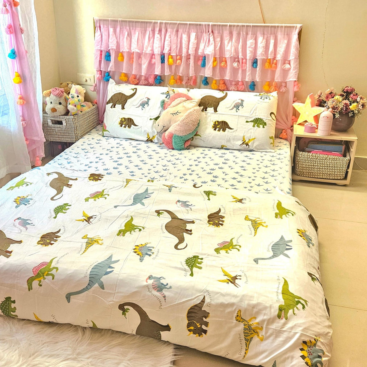 Famyo Kingsize Bedding Set (4Pc)  250 Tc Fitted Bedsheet 72X78 In, 2 Pillow Covers, Comforter Cover (Dino Park, White)
