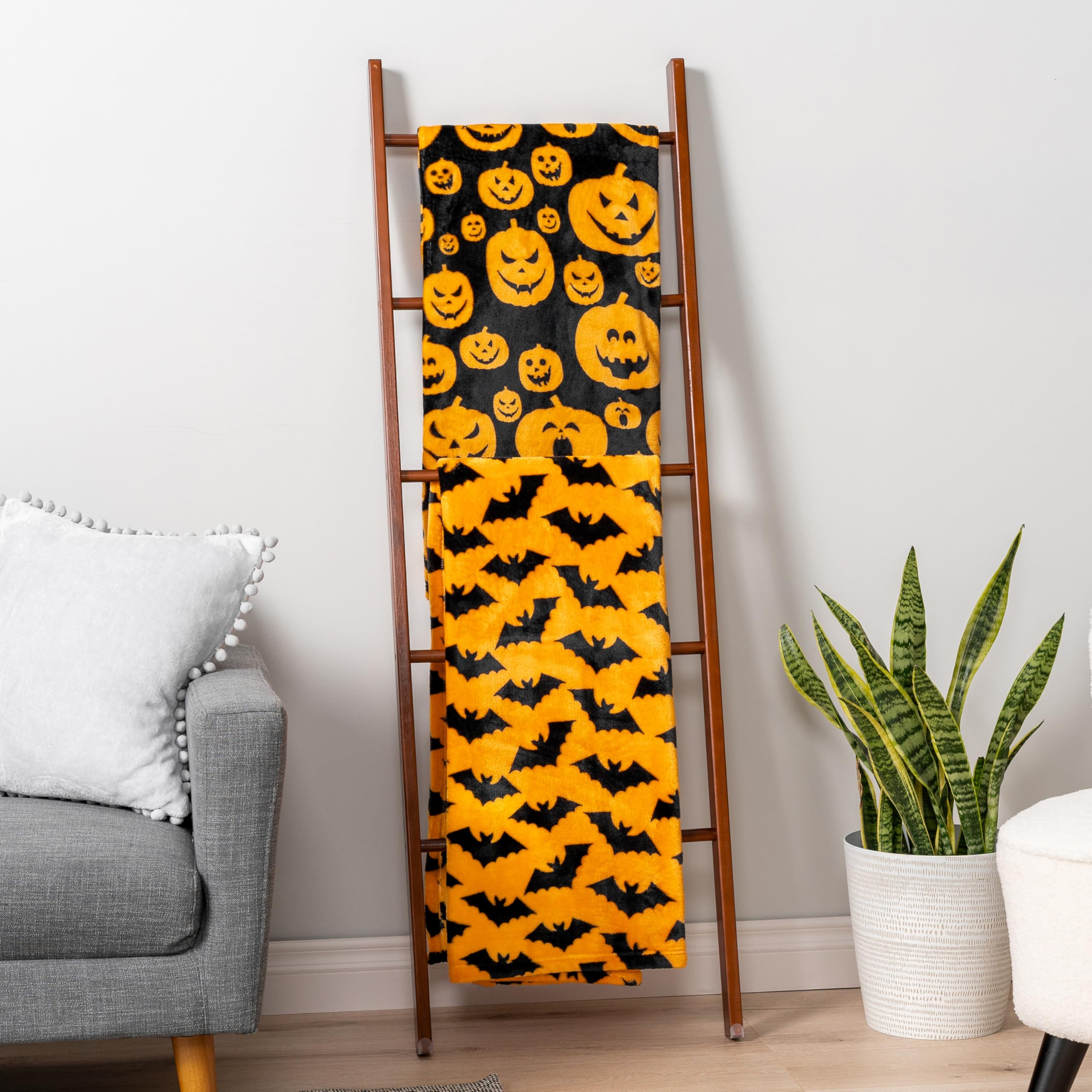 Pavilia Halloween Throw Blanket For Couch | Bat Fall Halloween Fleece Blanket | Soft, Plush, Warm Black Fall Cabin Throw, 60X80