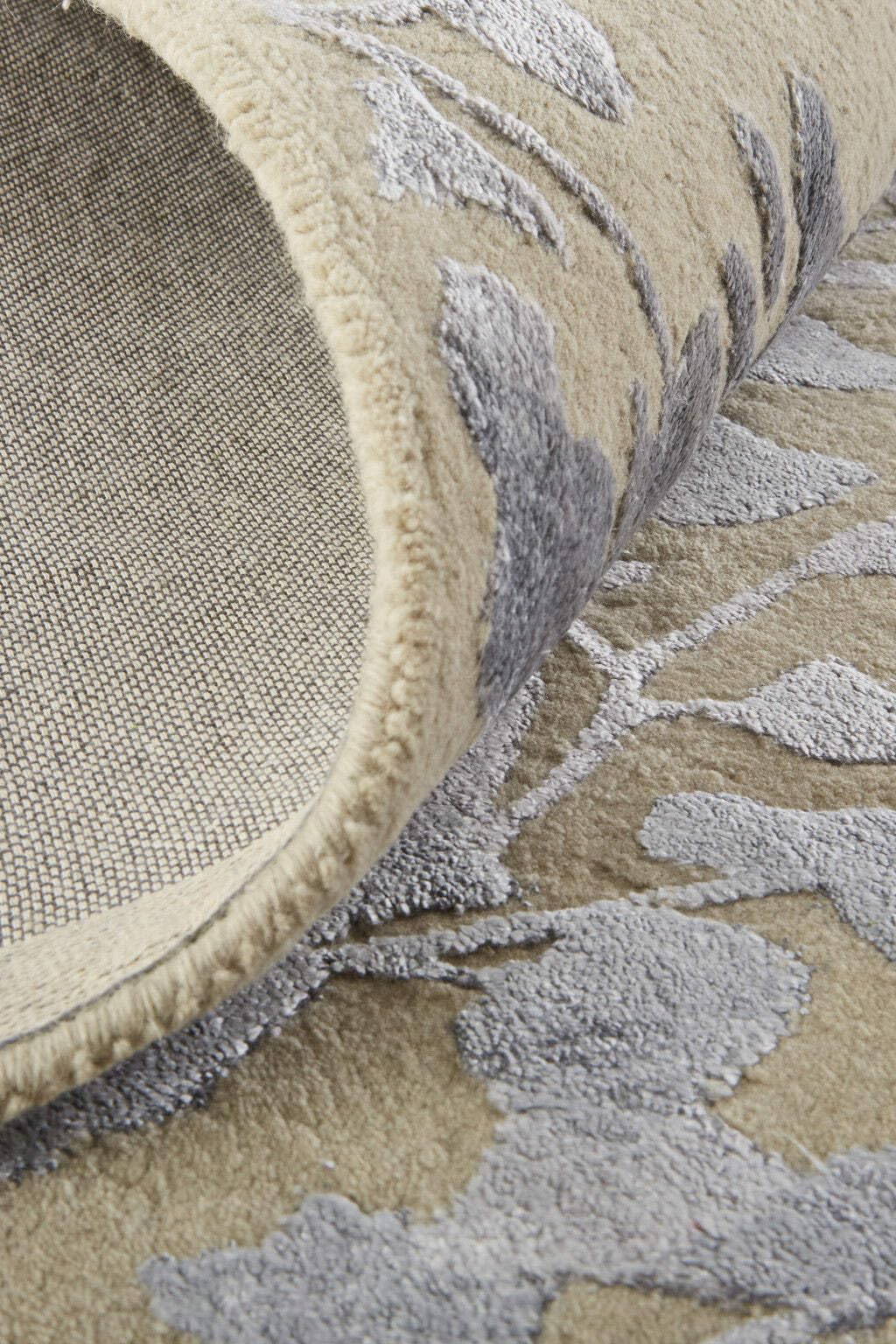 HomeRoots 512552 8 x 10 ft. Tan Silver & Gray Wool Floral Hand Tufted Handmade Rectangle Area Rug