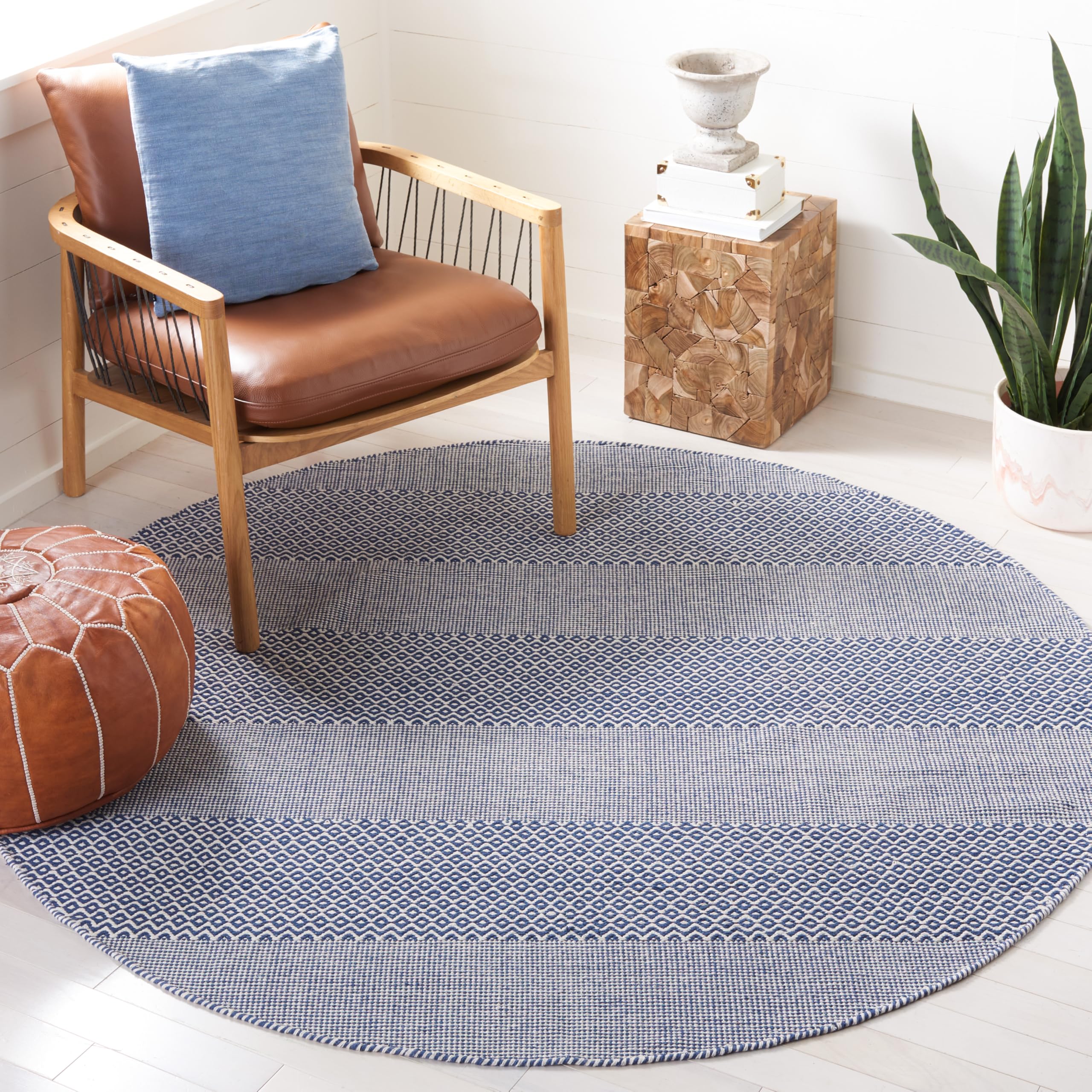 SAFAVIEH Montauk Collection Area Rug - 8 Round, Ivory & Navy, Handmade Flat Weave Boho Farmhouse Cotton Tassel Fringe, Ideal fo