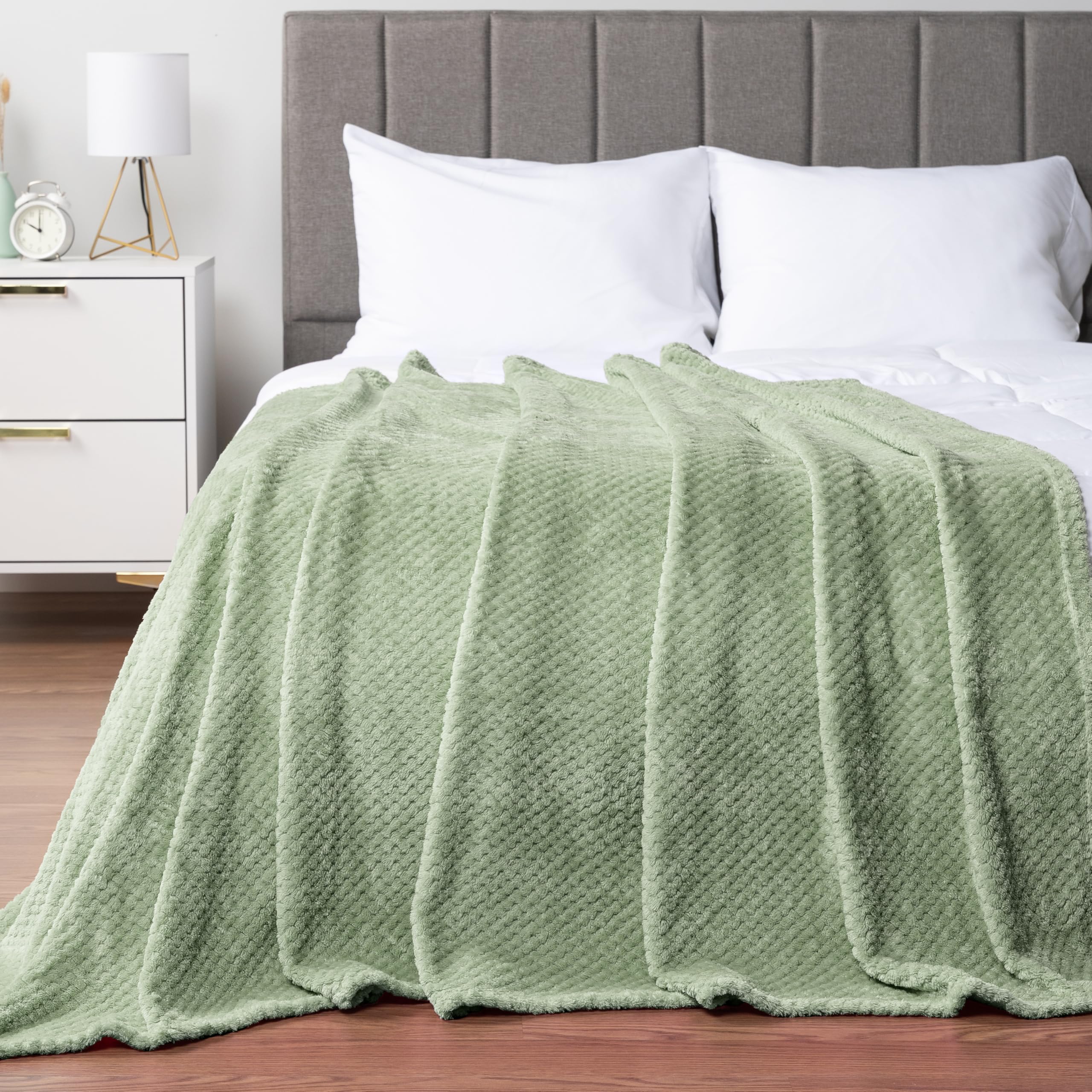 Pavilia Sage Green Throw Blanket For Couch, Twin Bed, Soft Fleece Throws For Sofa Chair, Fuzzy Waffle Textured Blanket, Cozy War