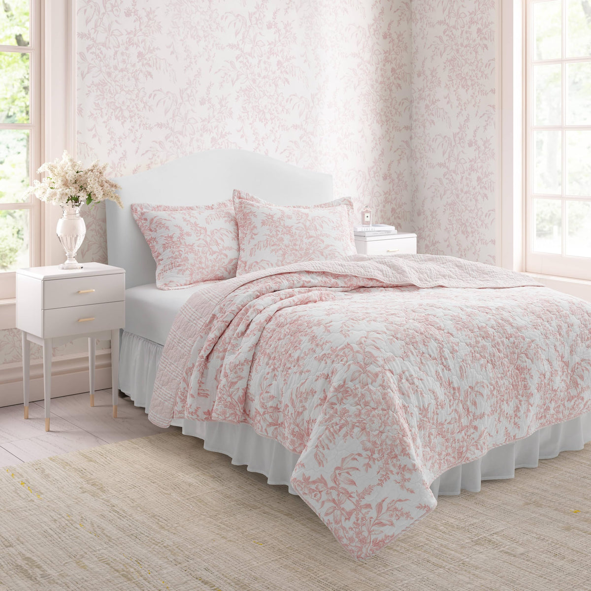 Laura Ashley - Queen Quilt Set, Reversible Cotton Bedding With Matching Shams, Lightweight Home Decor For All Seasons (Bedford P