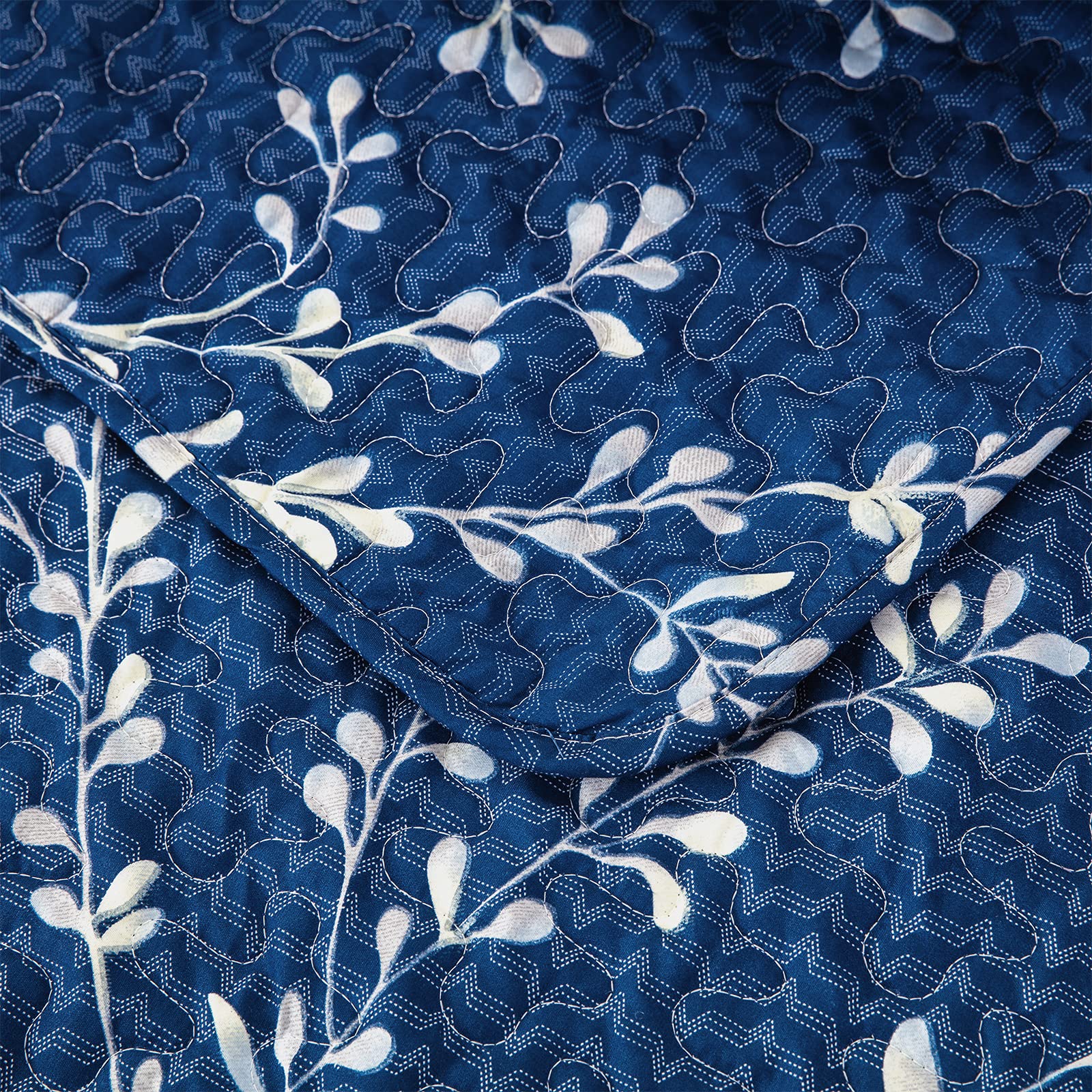 Exclusivo Mezcla Microfiber Flower Pattern Quilted Throw Blanket For Bed/Couch/Sofa, Soft And Lightweight (50''X 60'', Navy Blue