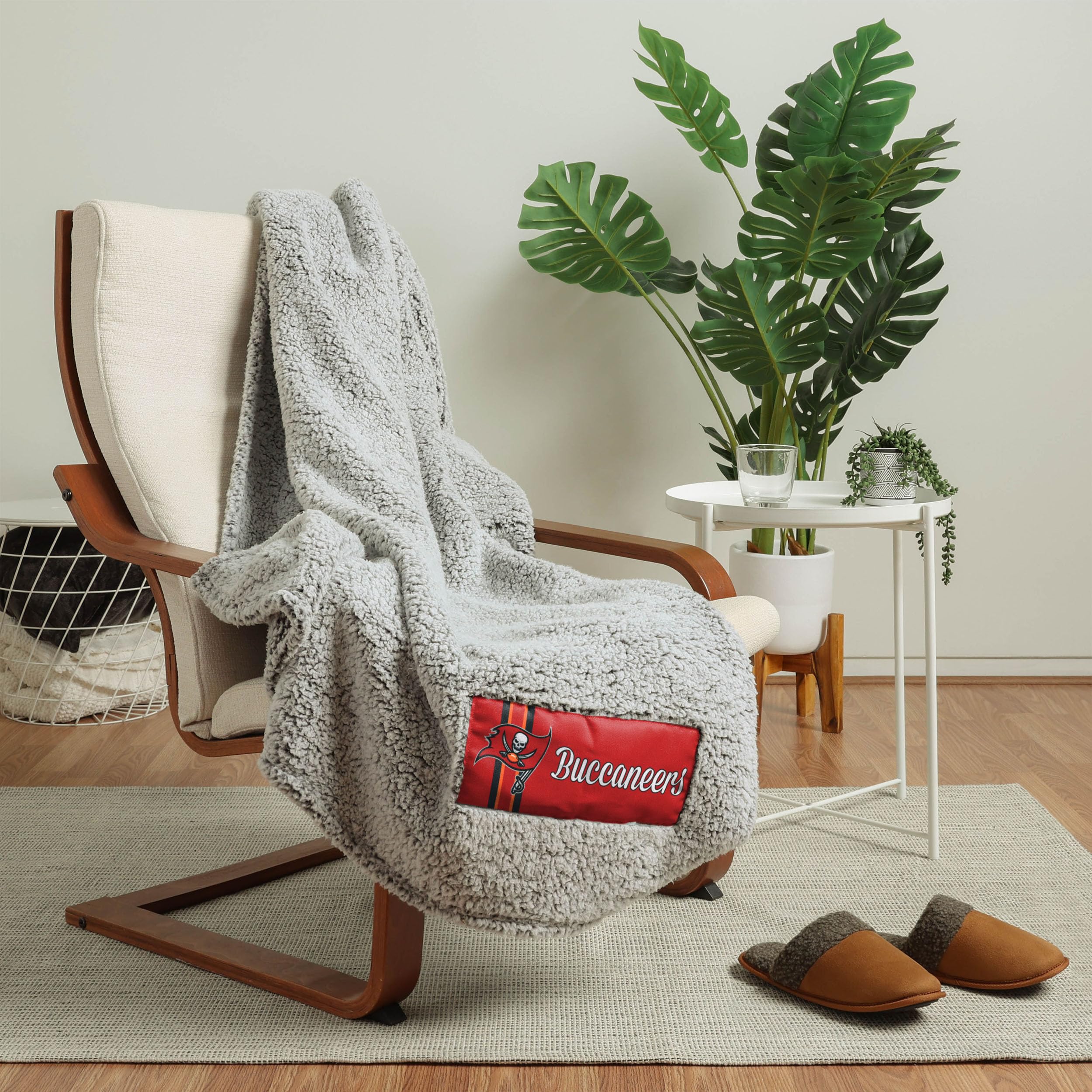 Foco Tampa Bay Buccaneers Nfl Big Logo Cloud Sherpa Blanket