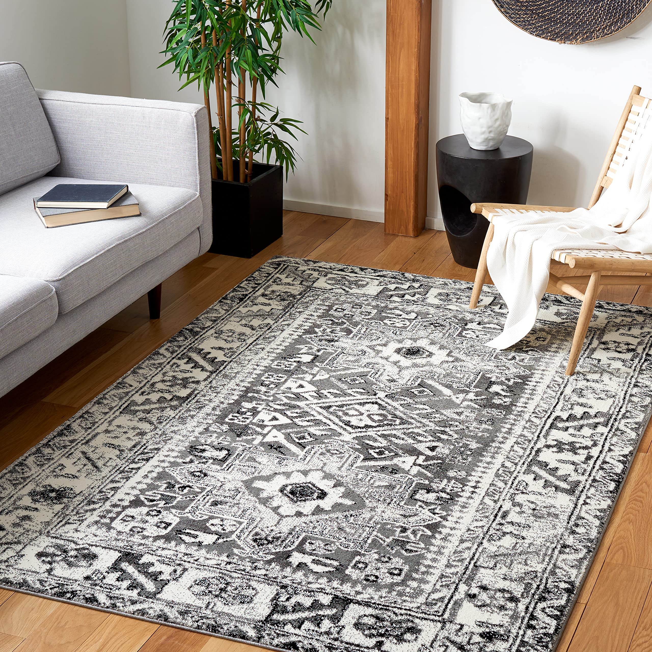 SAFAVIEH Vintage Hamadan Collection Accent Rug - 4 x 6, Grey & Ivory, Medallion Design, Non-Shedding & Easy Care, Ideal for Hi