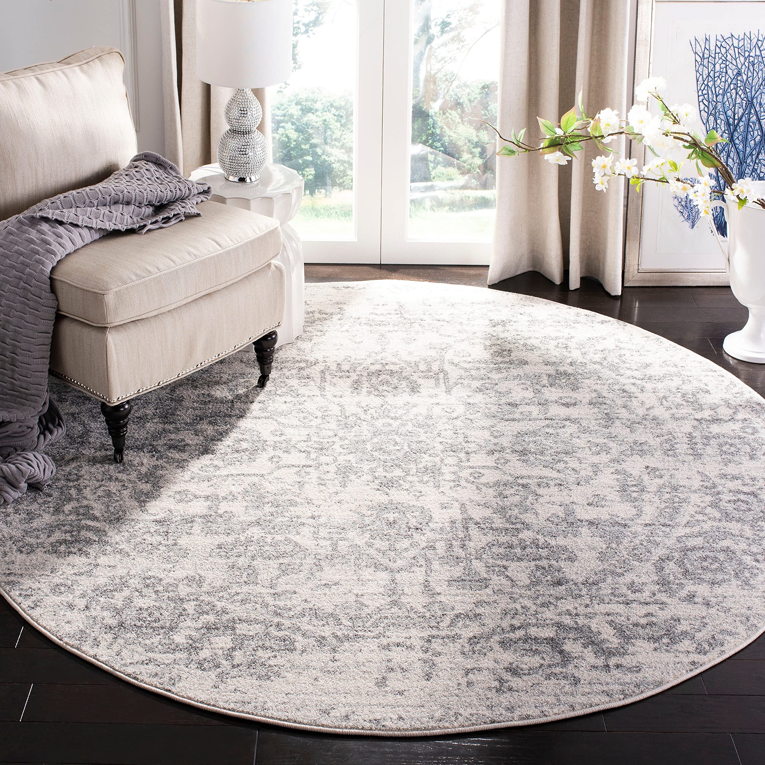 SAFAVIEH Madison Collection Area Rug - 67 Round, Silver & Ivory, Snowflake Medallion Distressed Design, Non-Shedding & Easy Car