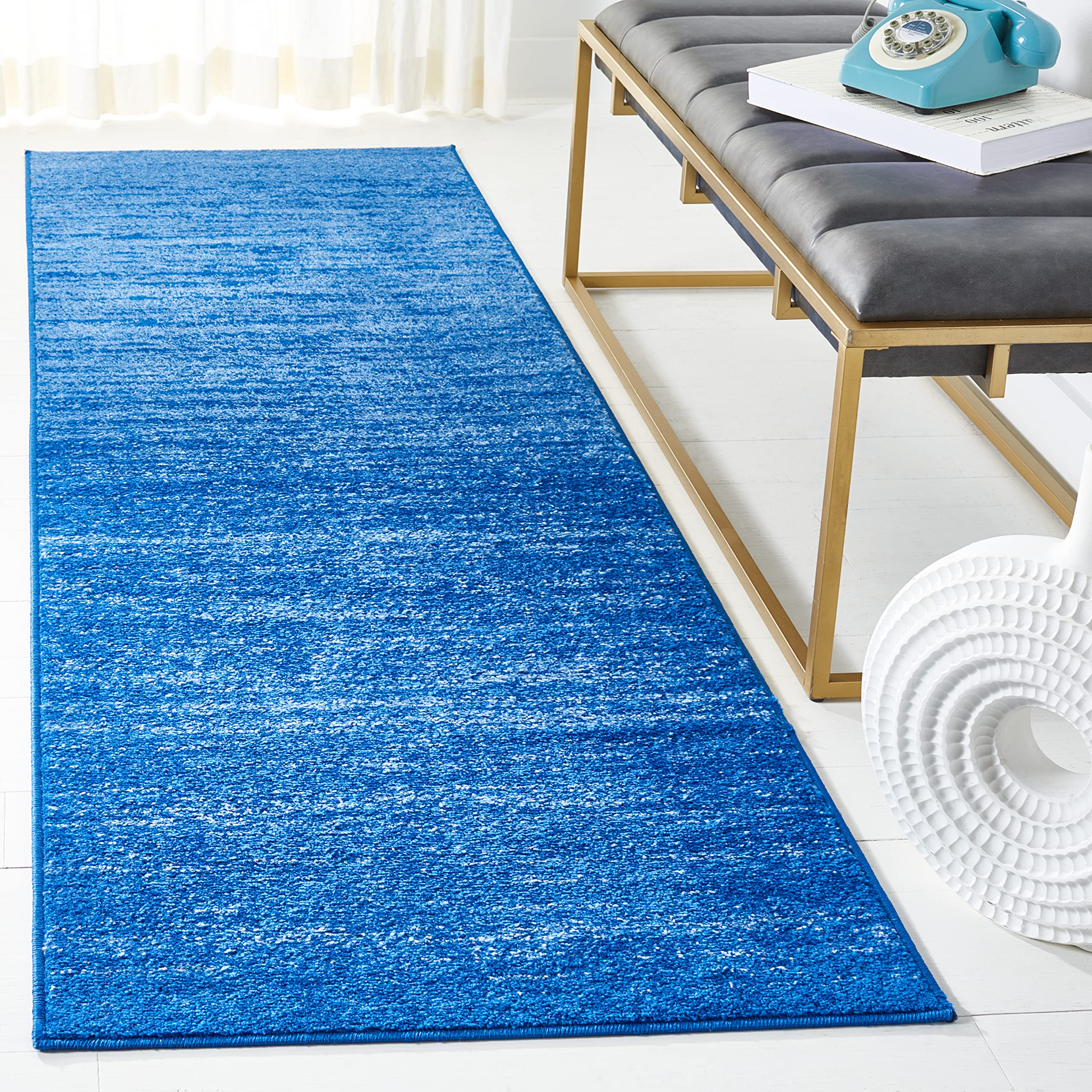 SAFAVIEH Adirondack Collection Runner Rug - 21 x 8, Light Blue & Dark Blue, Modern Ombre Design, Non-Shedding & Easy Care, Ide