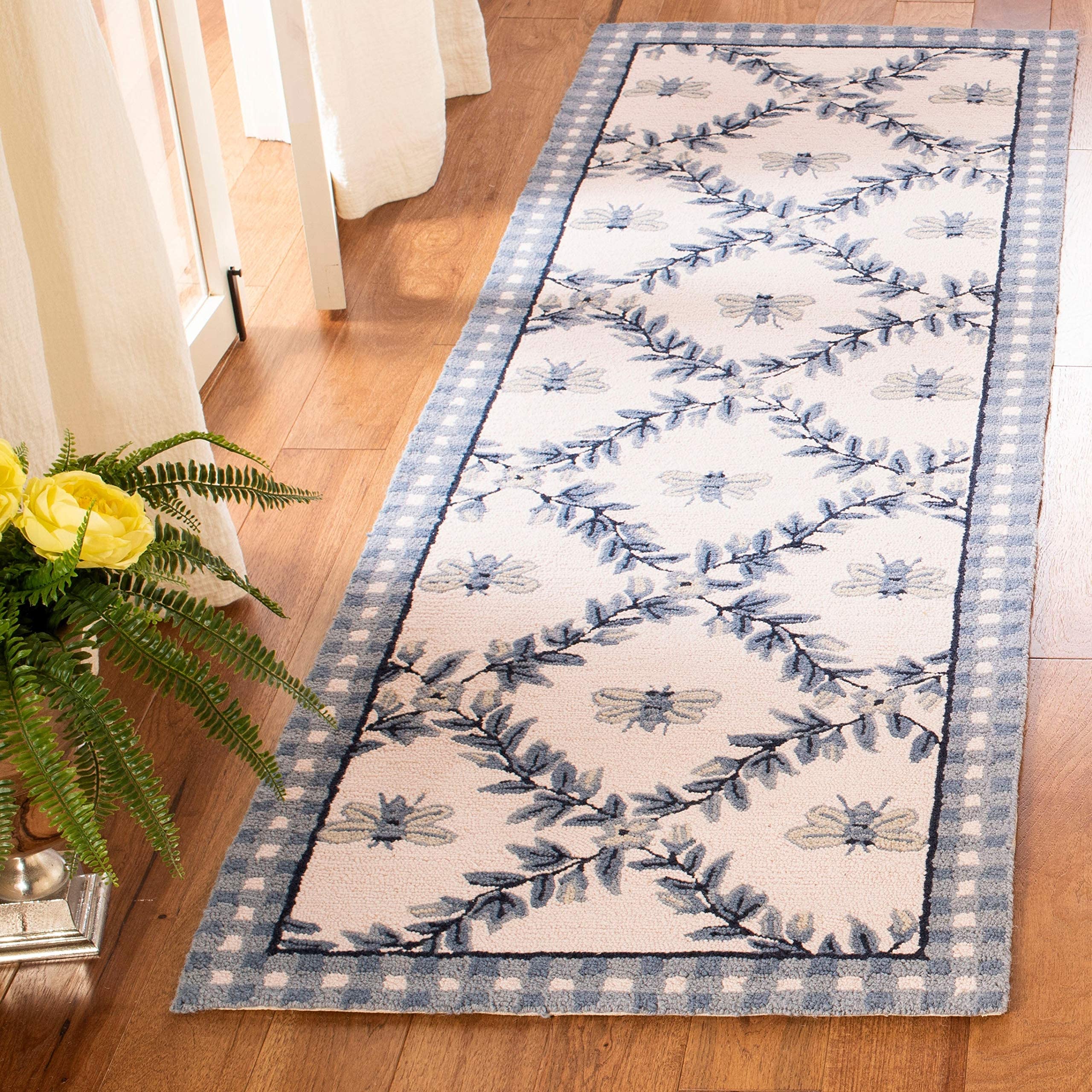 SAFAVIEH Chelsea Collection Runner Rug - 26 x 6, Ivory & Blue, Hand-Hooked French Country Wool, Ideal for High Traffic Areas i