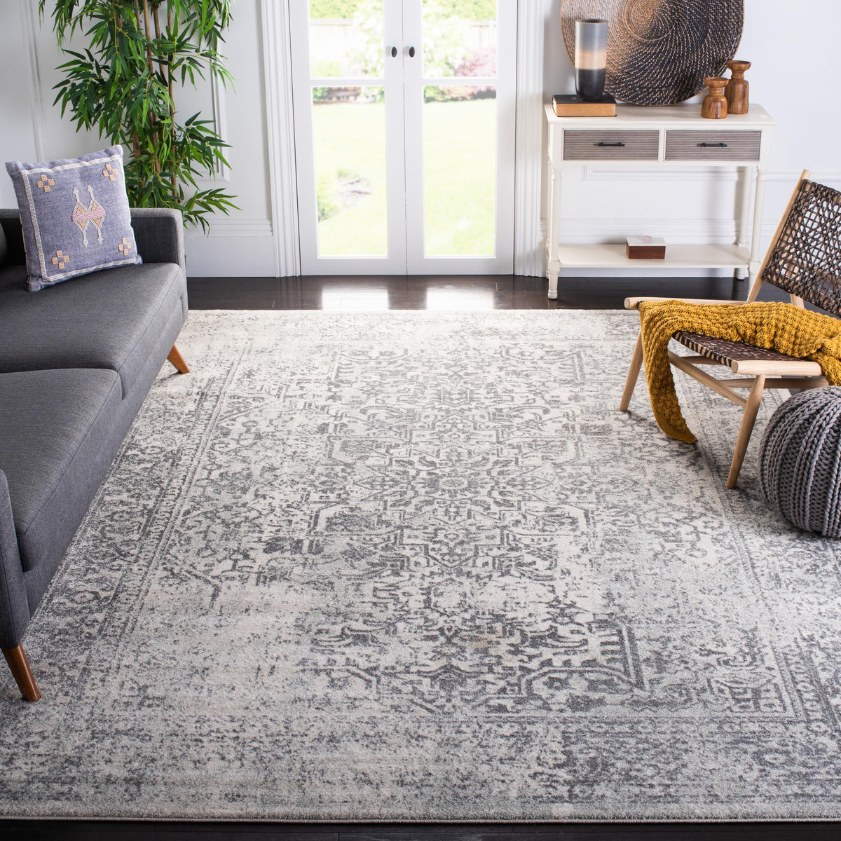 SAFAVIEH Evoke Collection Area Rug - 9 x 12, Ivory & Grey, Oriental Distressed Design, Non-Shedding & Easy Care, Ideal for Hig