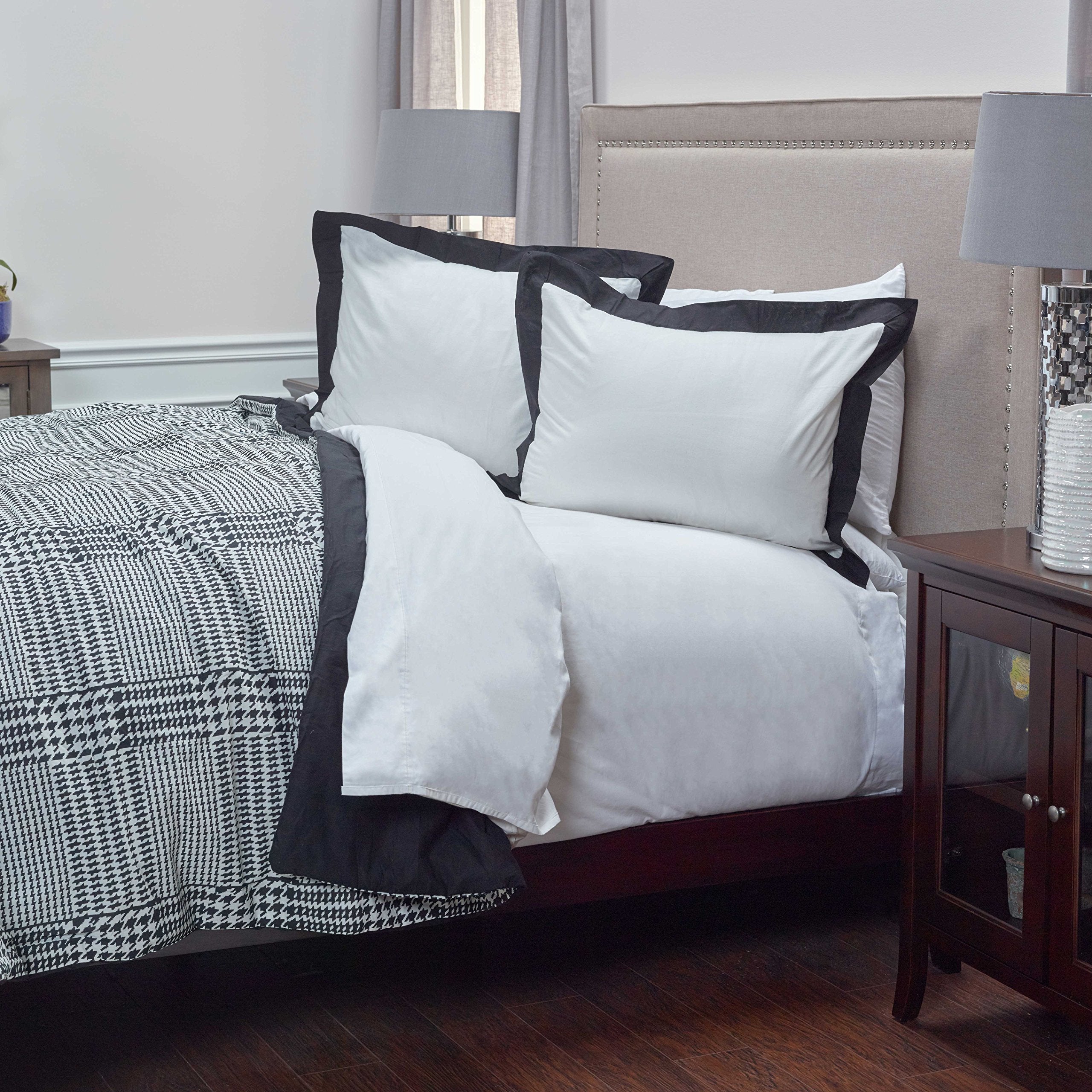 Rizzy Home | BT1282 | Polyester Comforter | 106"x92" Black/White/Nuetral Houndstooth