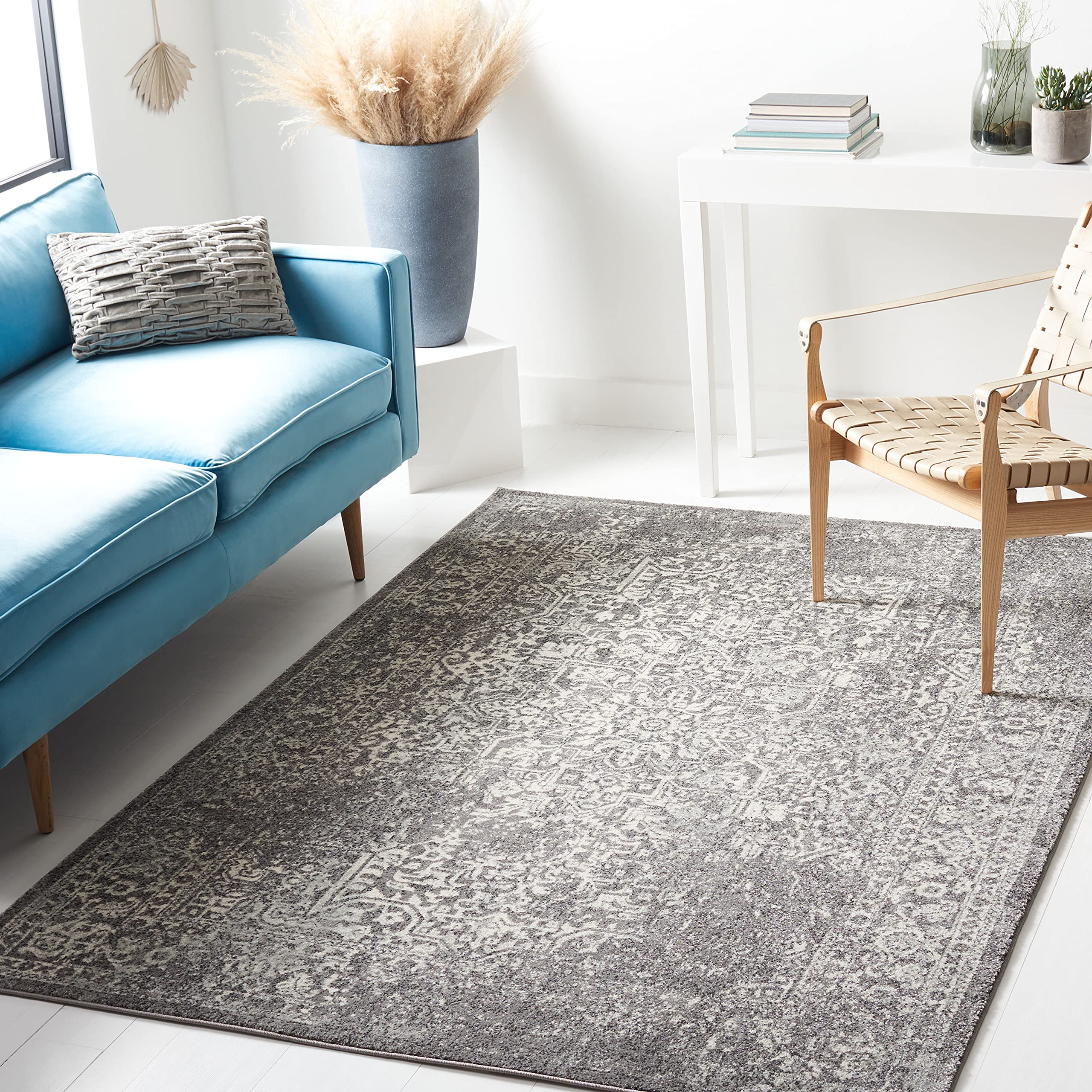 SAFAVIEH Evoke Collection 4 x 6 Grey/Ivory EVK256D Oriental Distressed Non-Shedding Living Room Bedroom Accent Rug