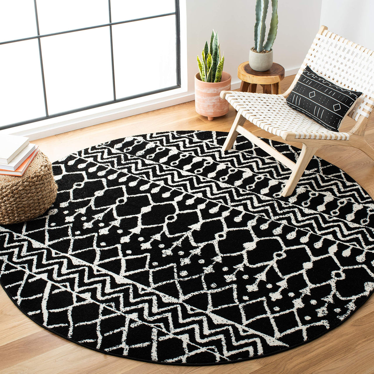 SAFAVIEH Tulum Collection Area Rug - 5 Round, Black & Ivory, Moroccan Boho Distressed Design, Non-Shedding & Easy Care, Ideal f