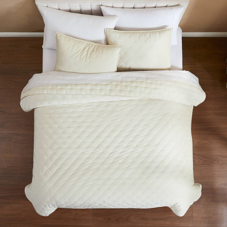Full / Queen 3-Piece Cream Velvet Embroidered Super Soft Quilt Set