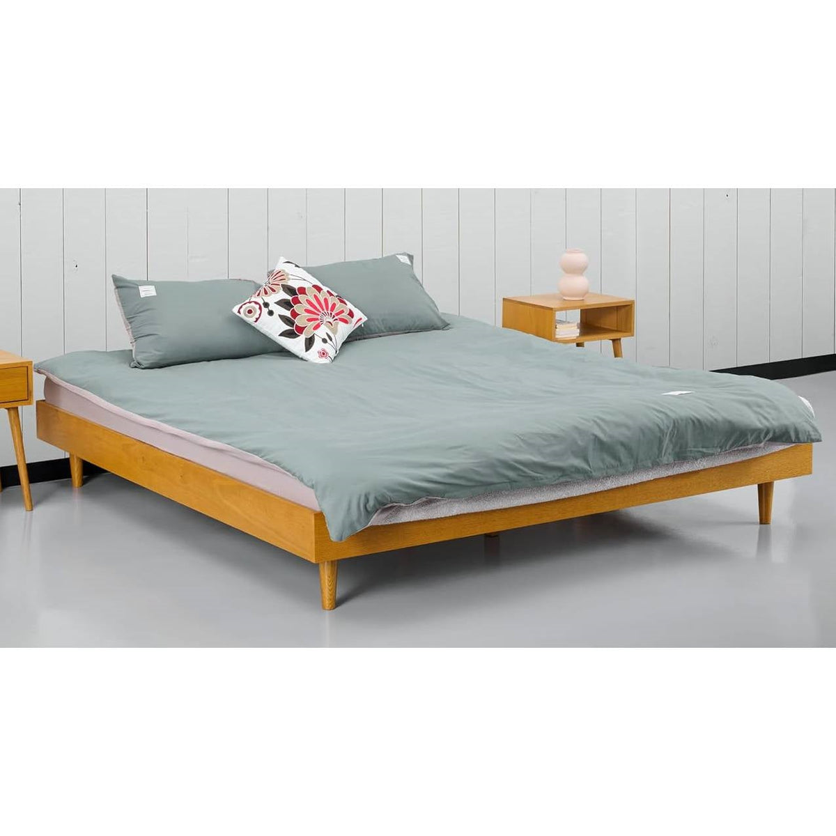 Queen size Mid-Century Modern Platform Bed Frame in Light Wood Finish