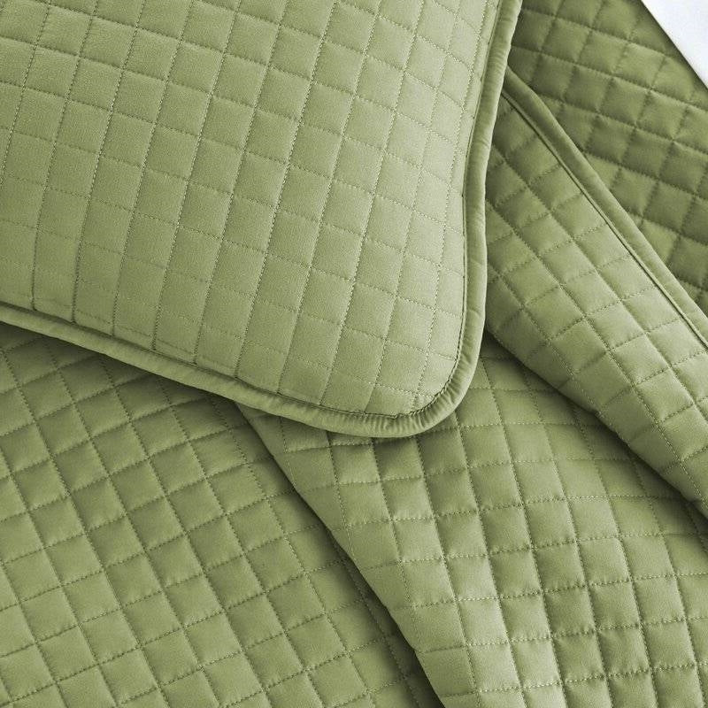 Full/Queen Lightweight Sage Ultra Soft 3-Piece Microfiber Quilt Set